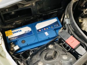 Ắc quy Varta DIN100 - 100Ah - gắn trên xe Mercedes C250