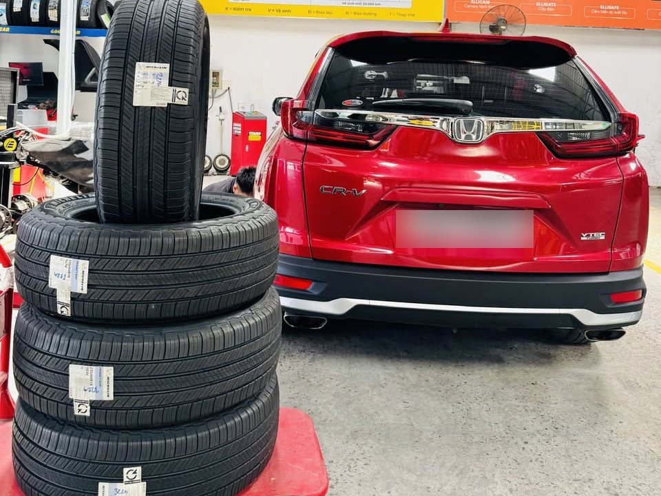 Bộ 4 lốp Michelin Primacy SUV+ 235/60R18 chuẩn bị thay cho Honda CR-V tại Hải Minh Auto