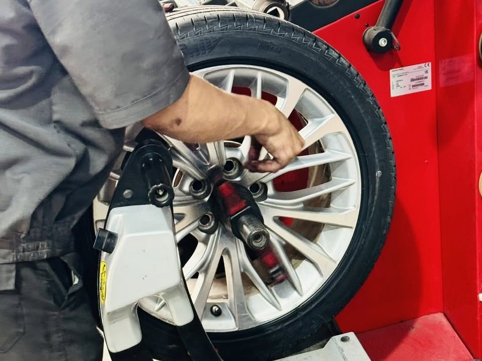 Cân bằng động bánh xe Toyota Camry trên máy cân mâm điện tử