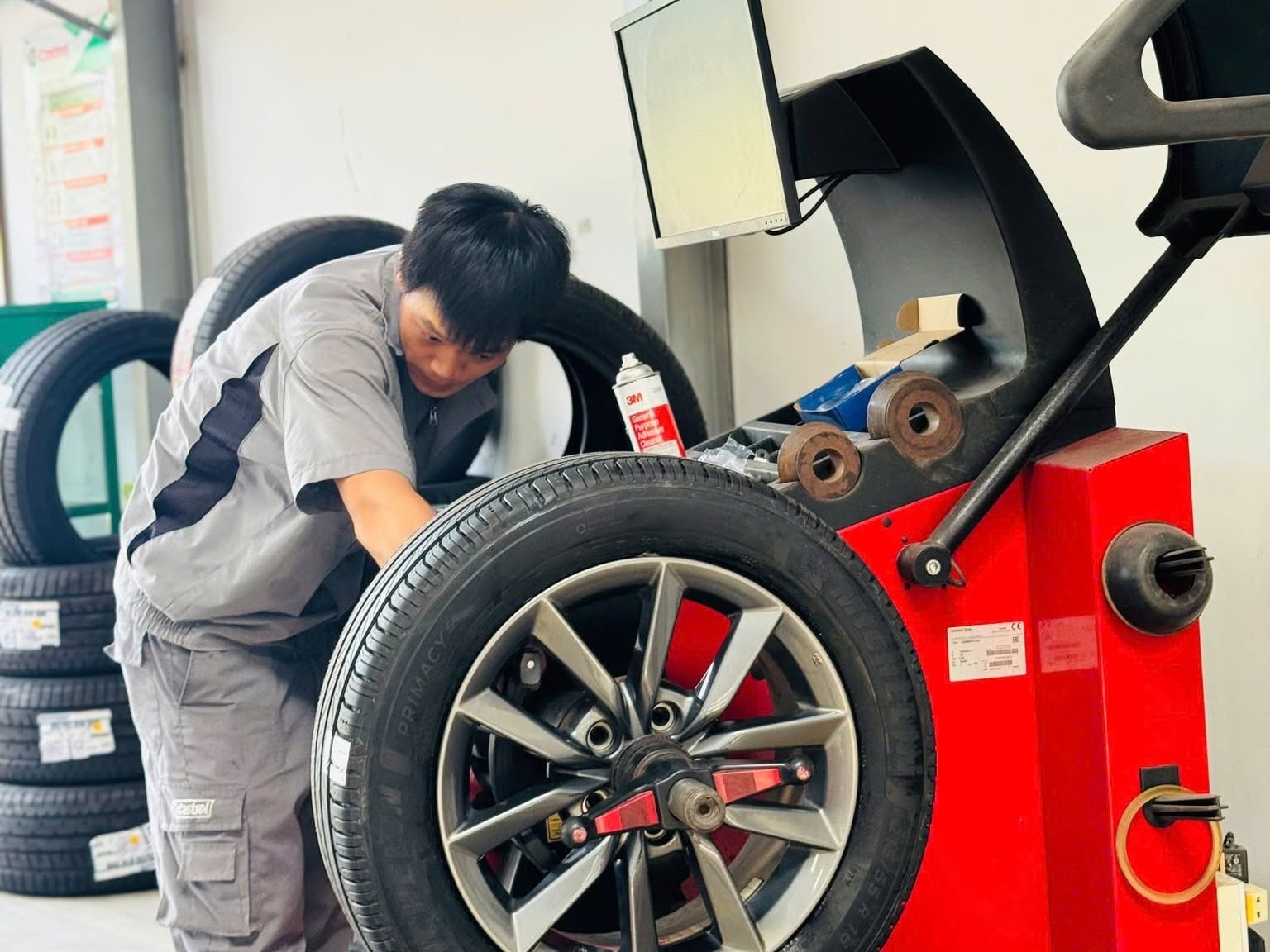 Kỹ thuật viên cân bằng động bánh xe Honda Civic tại xưởng