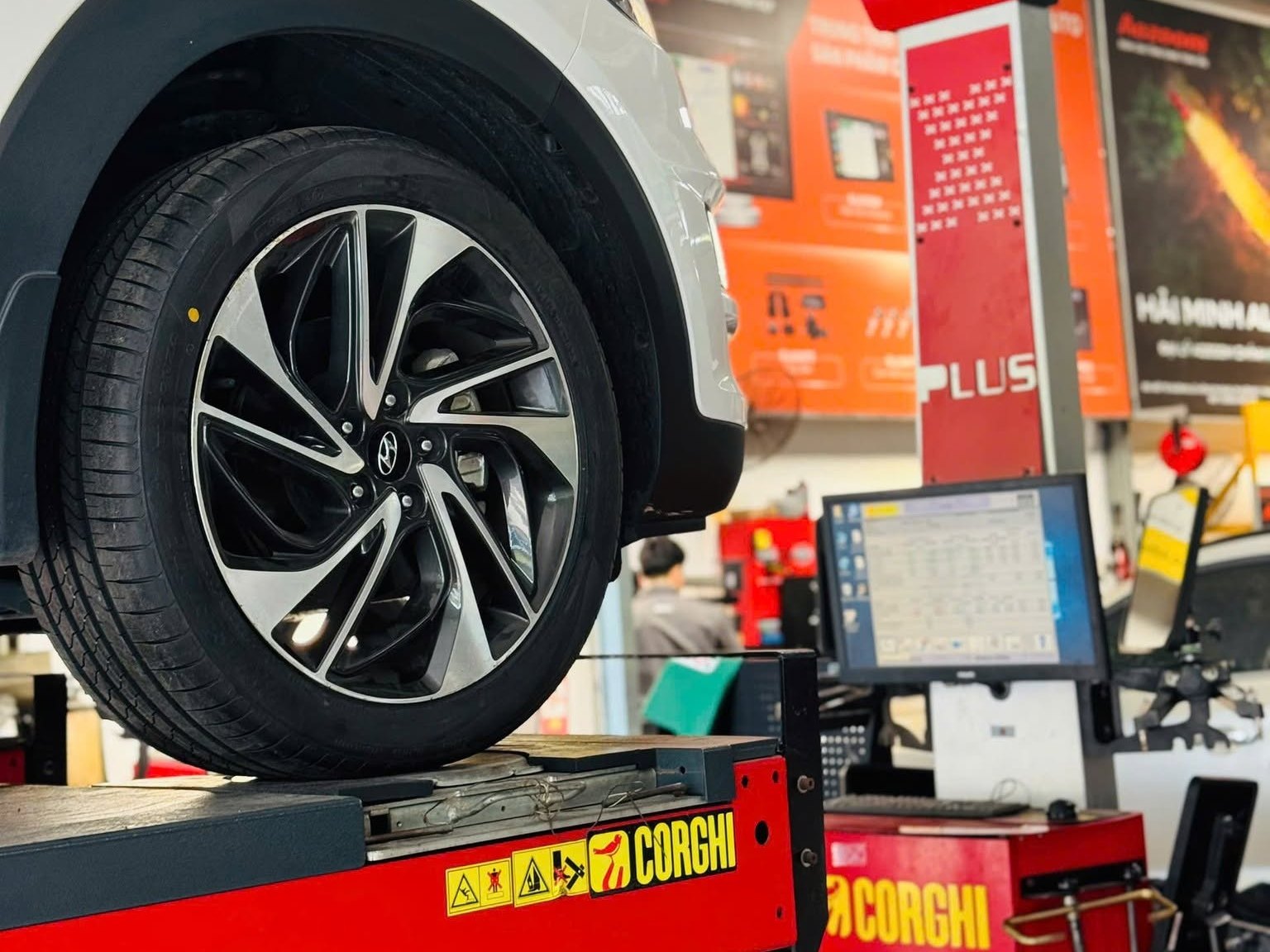 Cân chỉnh thước lái Hyundai Tucson trên máy Corghi