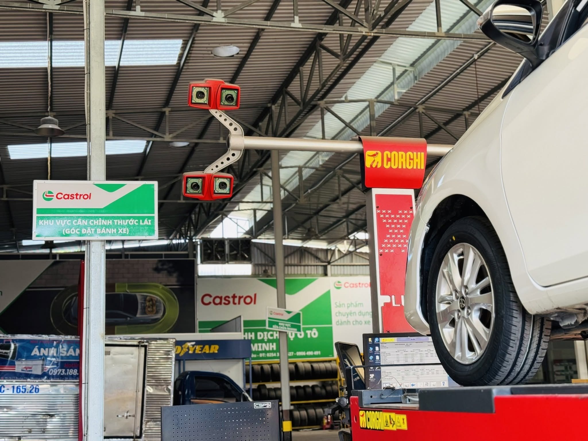 Toyota Vios trên máy cân chỉnh thước lái Corghi