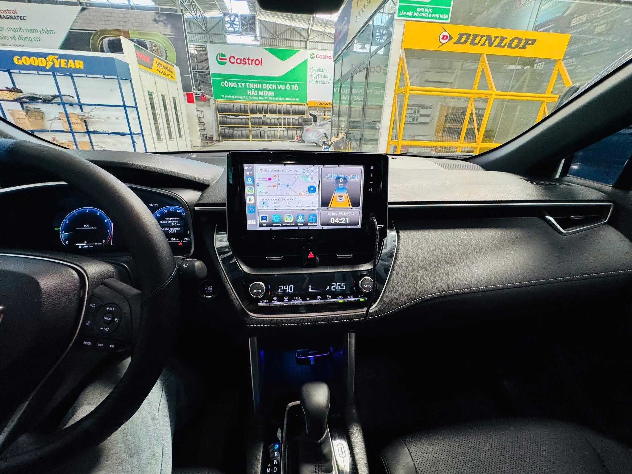 Khoang lái Toyota Corolla Cross sau khi lắp Android Box Winca
