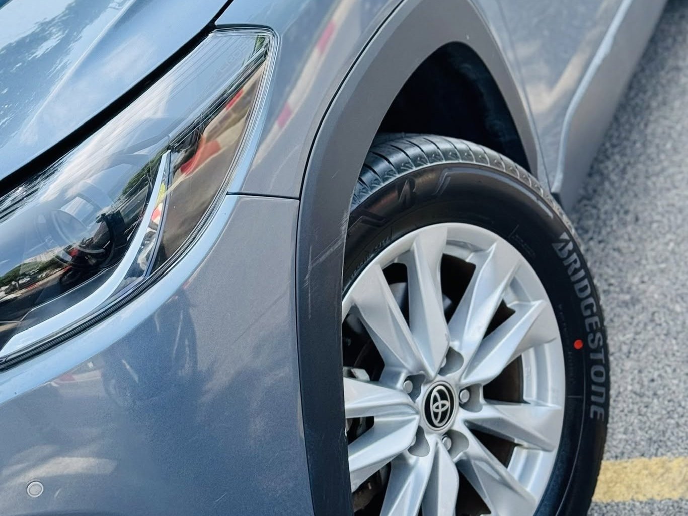 Toyota Corolla Cross xám sau khi thay lốp Bridgestone Alenza 001