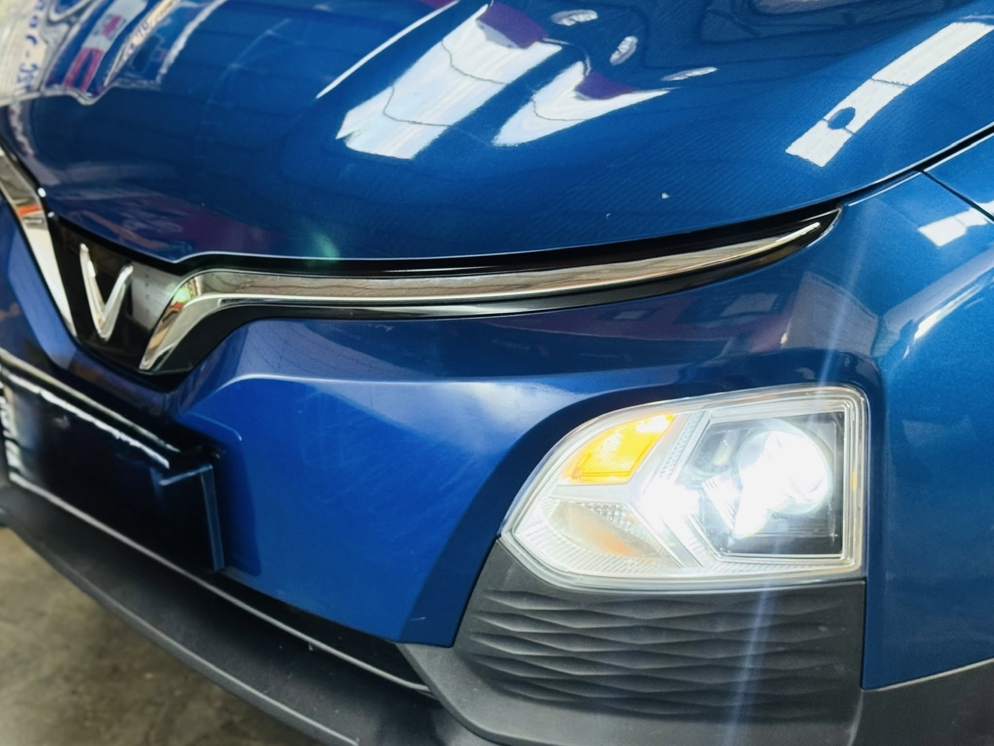 Đèn LED Aozoom A65 chân H7 sáng trên VinFast VF5
