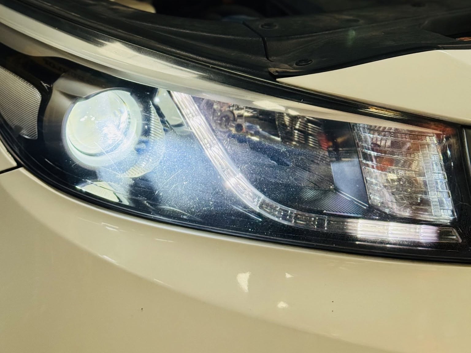 Đèn pha Kia Sedona sáng trắng sau khi lắp đèn LED Aozoom A65
