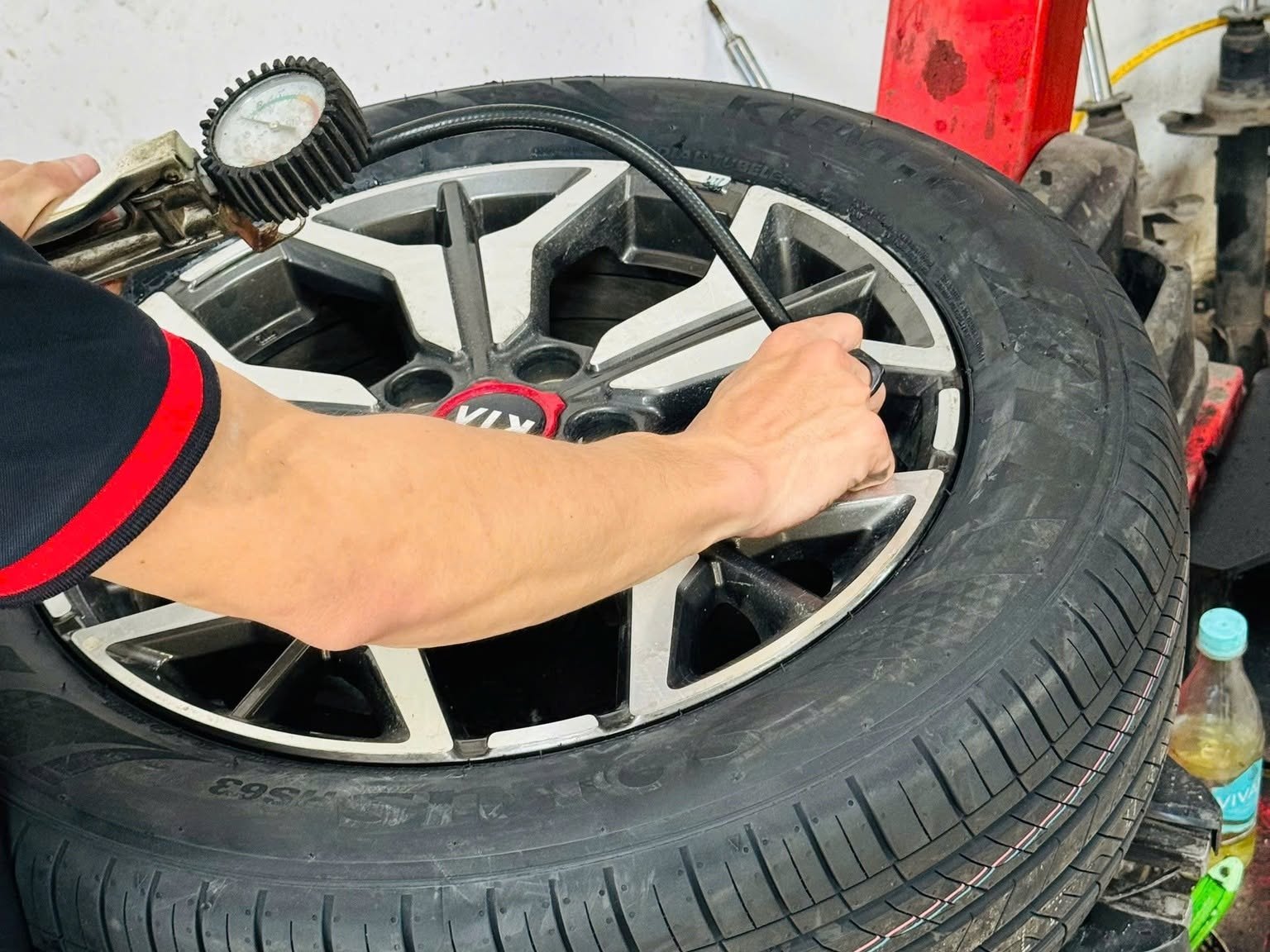 Kỹ thuật viên đo áp suất bánh xe Kia Seltos
