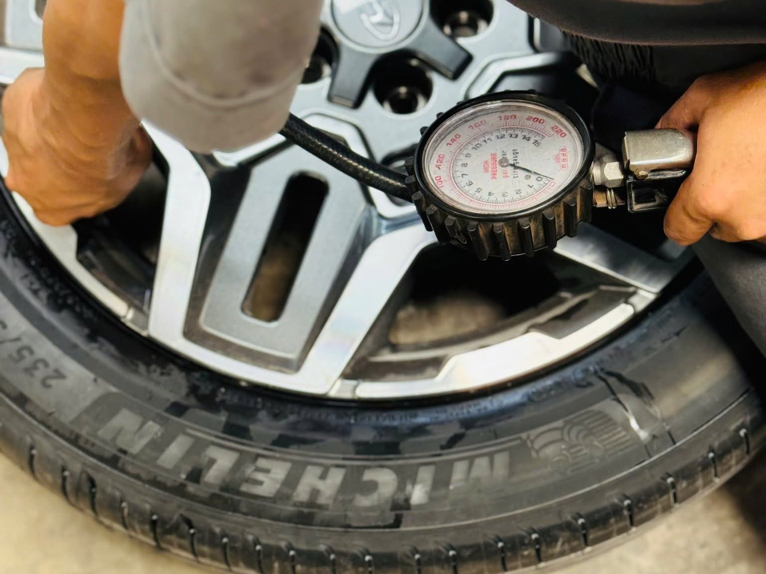 Kỹ thuật viên đo áp suất lốp Michelin sau khi lắp