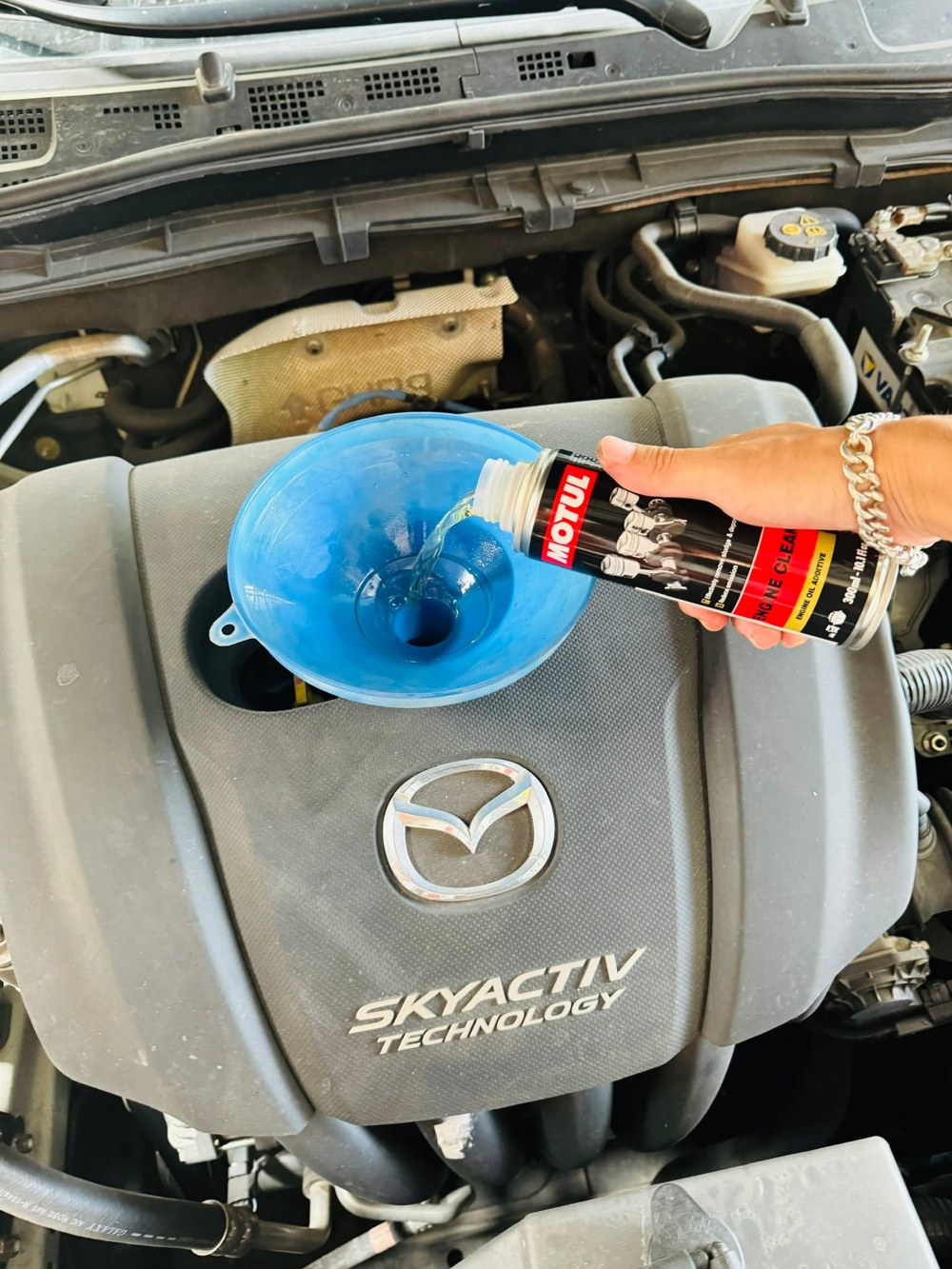 Đổ súc xả nhớt Motul Engine Clean vào động cơ trước khi thay nhớt