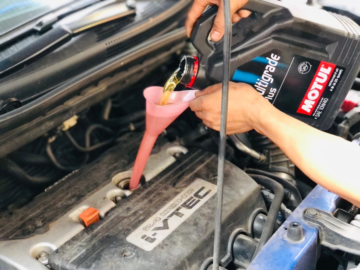 Đổ nhớt Motul Multigrade Plus 10W-40 vào động cơ tại xưởng