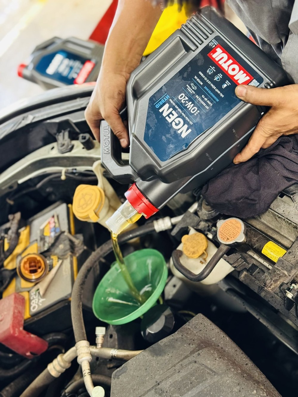 Đổ nhớt Motul NGEN Hybrid 0W-20 vào động cơ tại xưởng