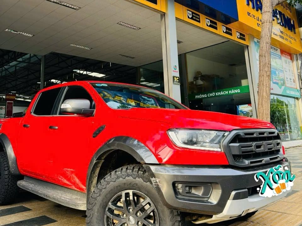 Ford Ranger Raptor đỏ sau khi thay lốp trước xưởng Hải Minh Auto