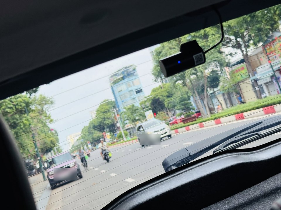 Camera sau Vietmap S720 đang hoạt động, nhìn ra đường phía sau xe qua kính hậu