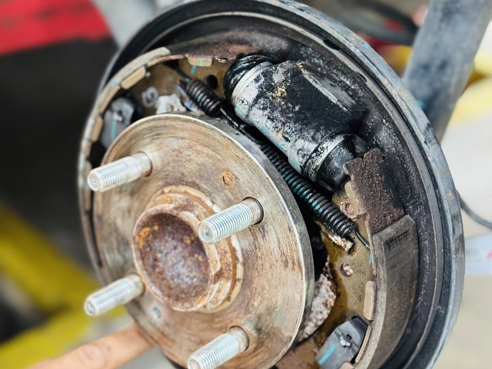 Heo phanh sau bị rỉ dầu, phát hiện khi bảo dưỡng định kỳ ô tô