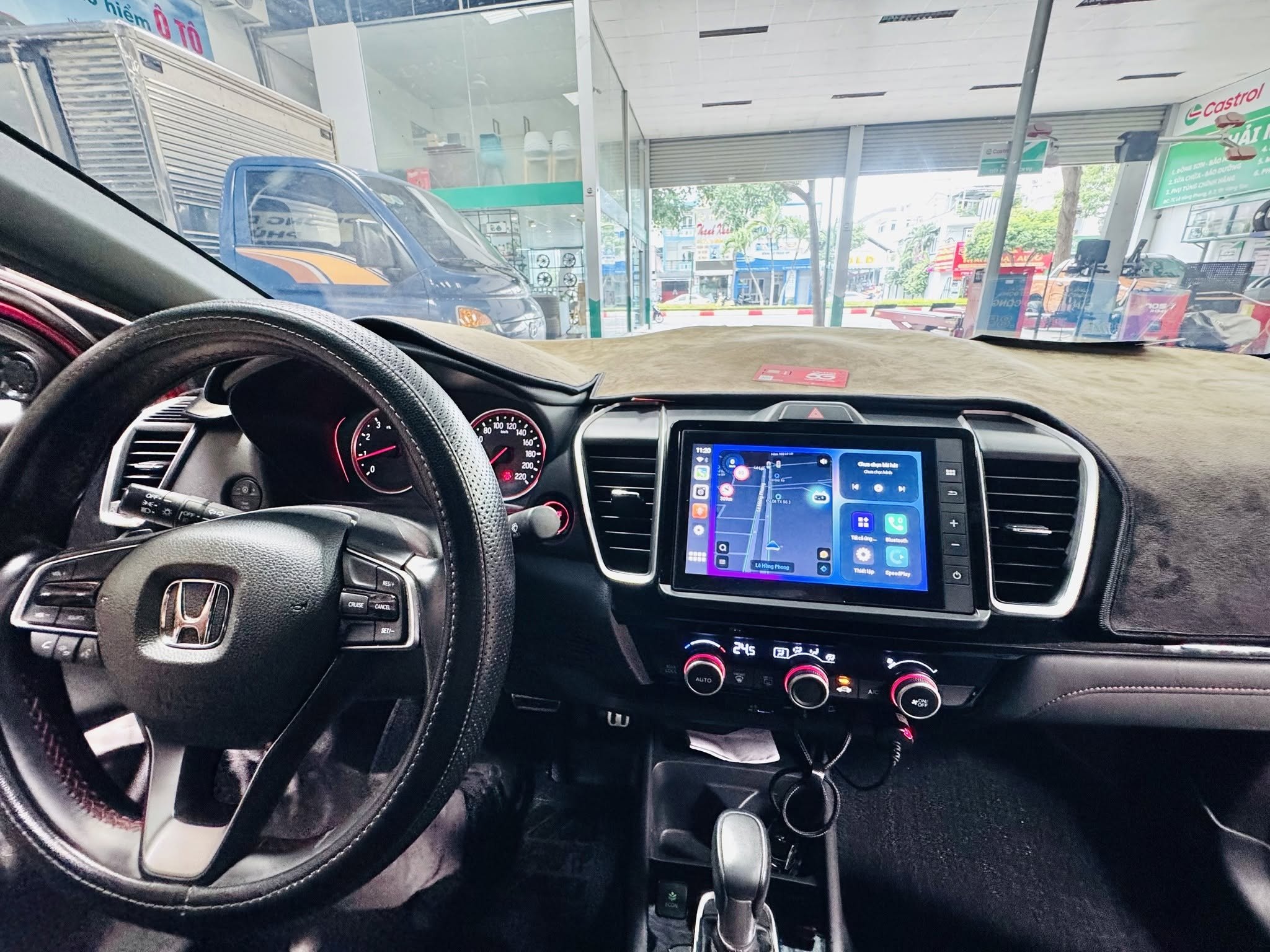 Khoang lái Honda City RS sau khi lắp Android Box
