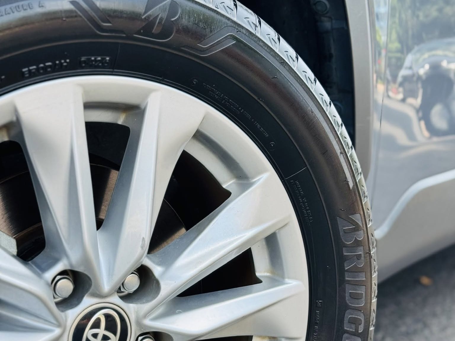 Hông lốp Bridgestone dập nổi logo trên bánh xe Toyota