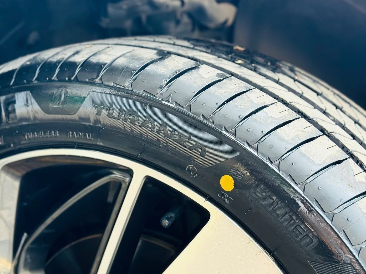 Hông lốp Bridgestone Turanza có dòng chữ ENLITEN