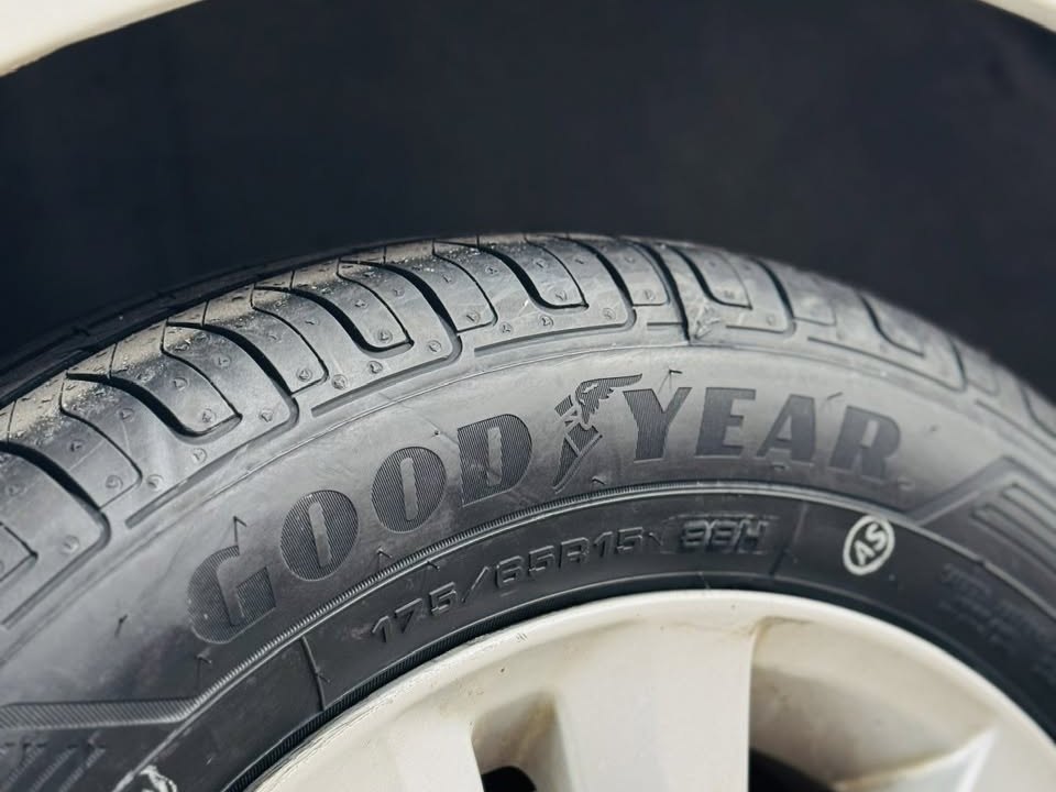 Hông lốp Goodyear ghi size 175/65R15