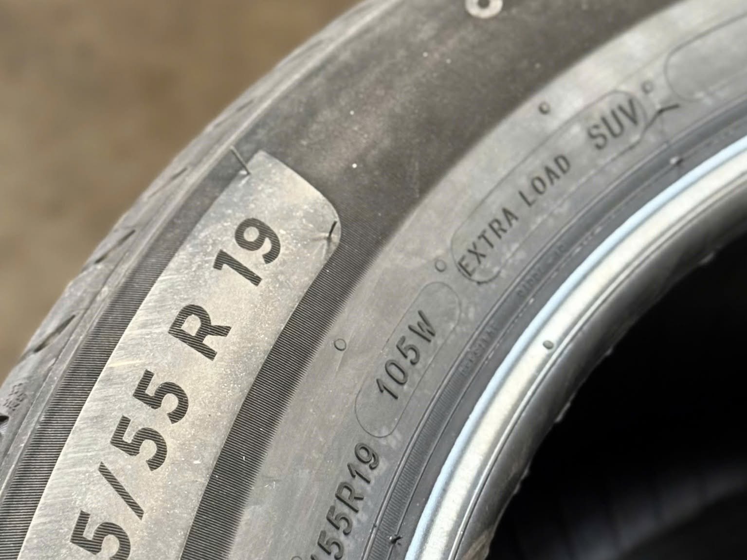 Hông lốp ghi 235/55 R19 105W Extra Load SUV