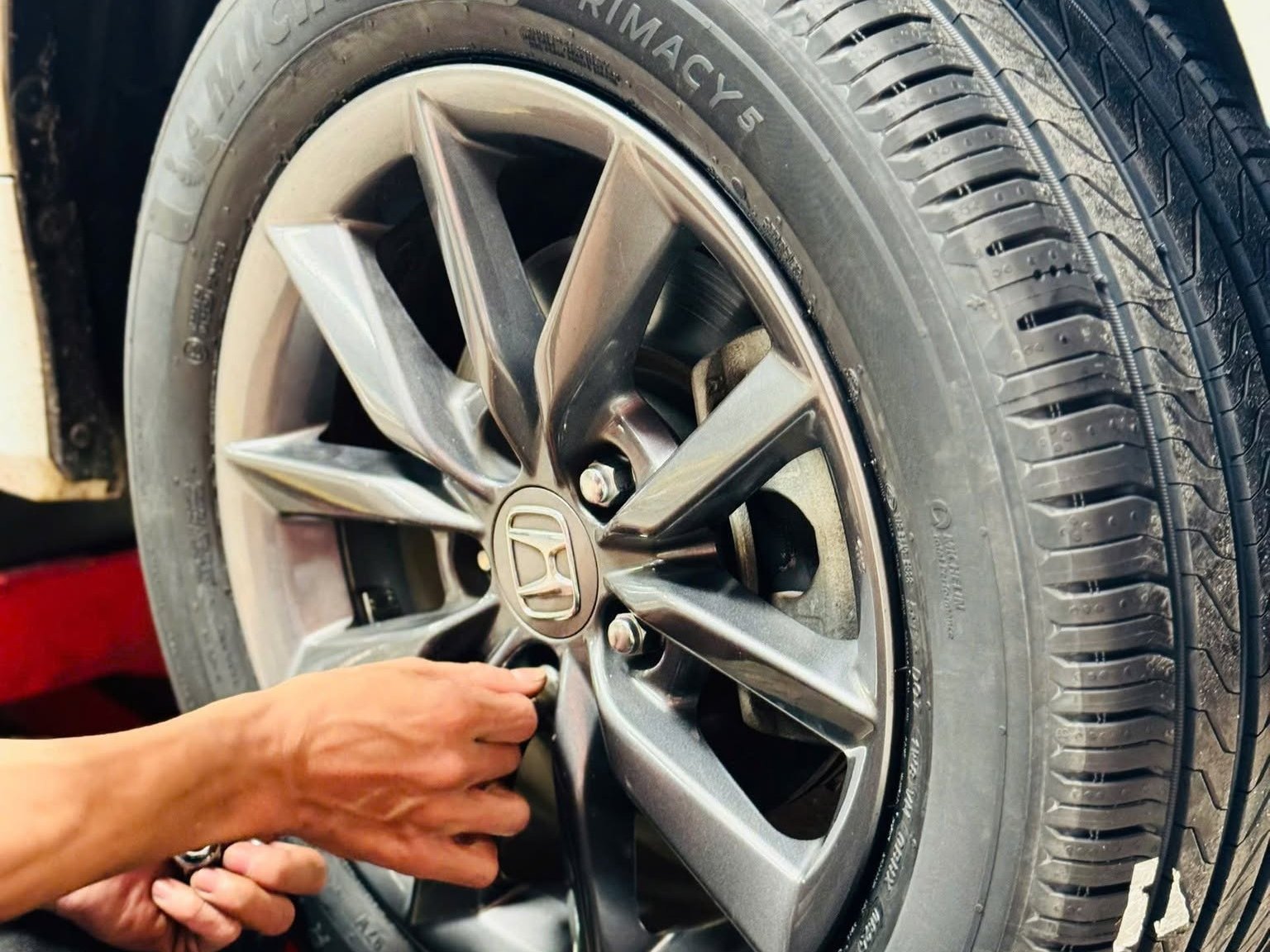 Kỹ thuật viên siết ốc bánh xe Honda Civic sau khi thay