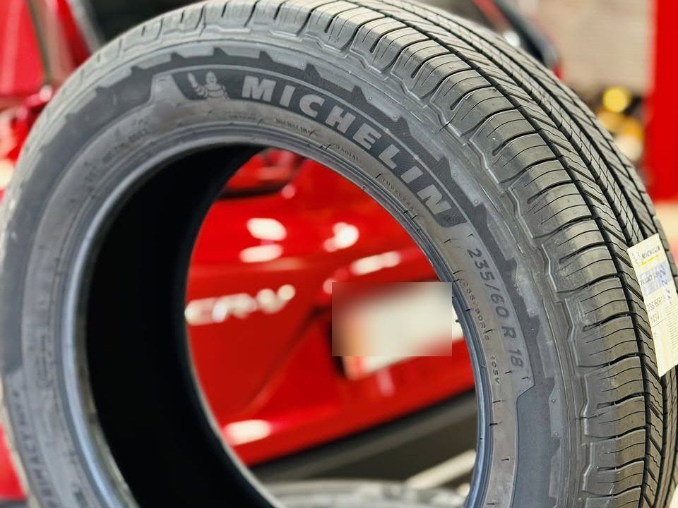 Hông lốp Michelin Primacy SUV+ với thông số 235/60 R18 dập nổi