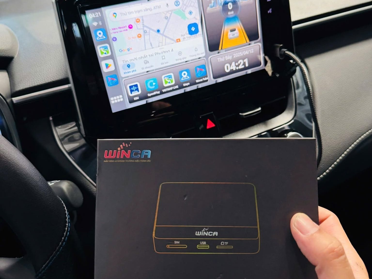 Hộp Android Box Winca trước màn hình xe Corolla Cross