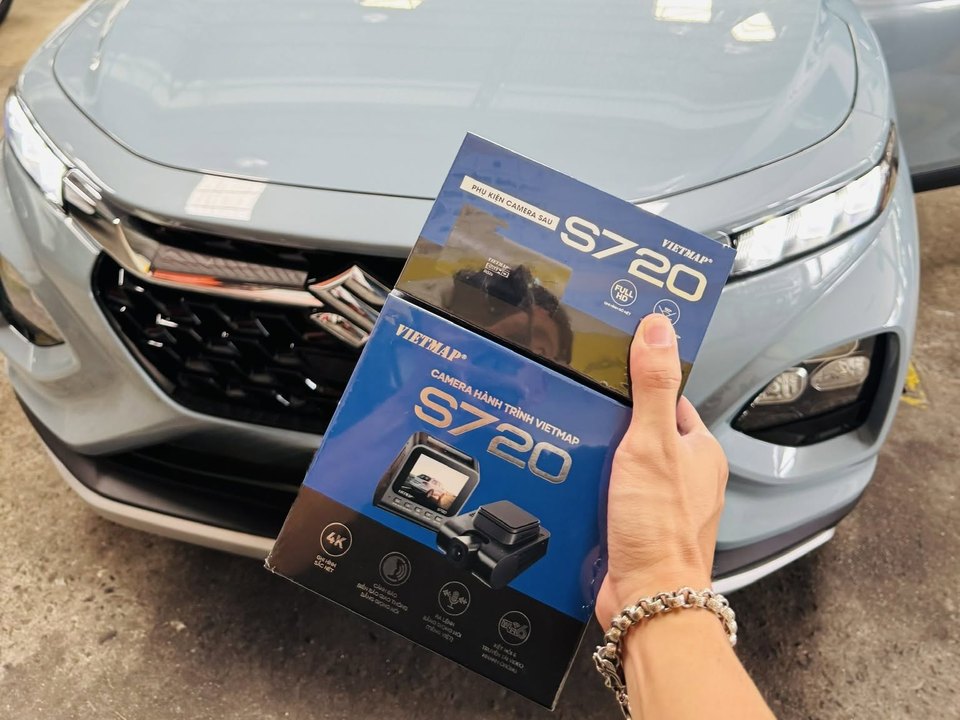 Hộp camera hành trình Vietmap S720 4K và camera sau Full HD trước đầu xe Suzuki