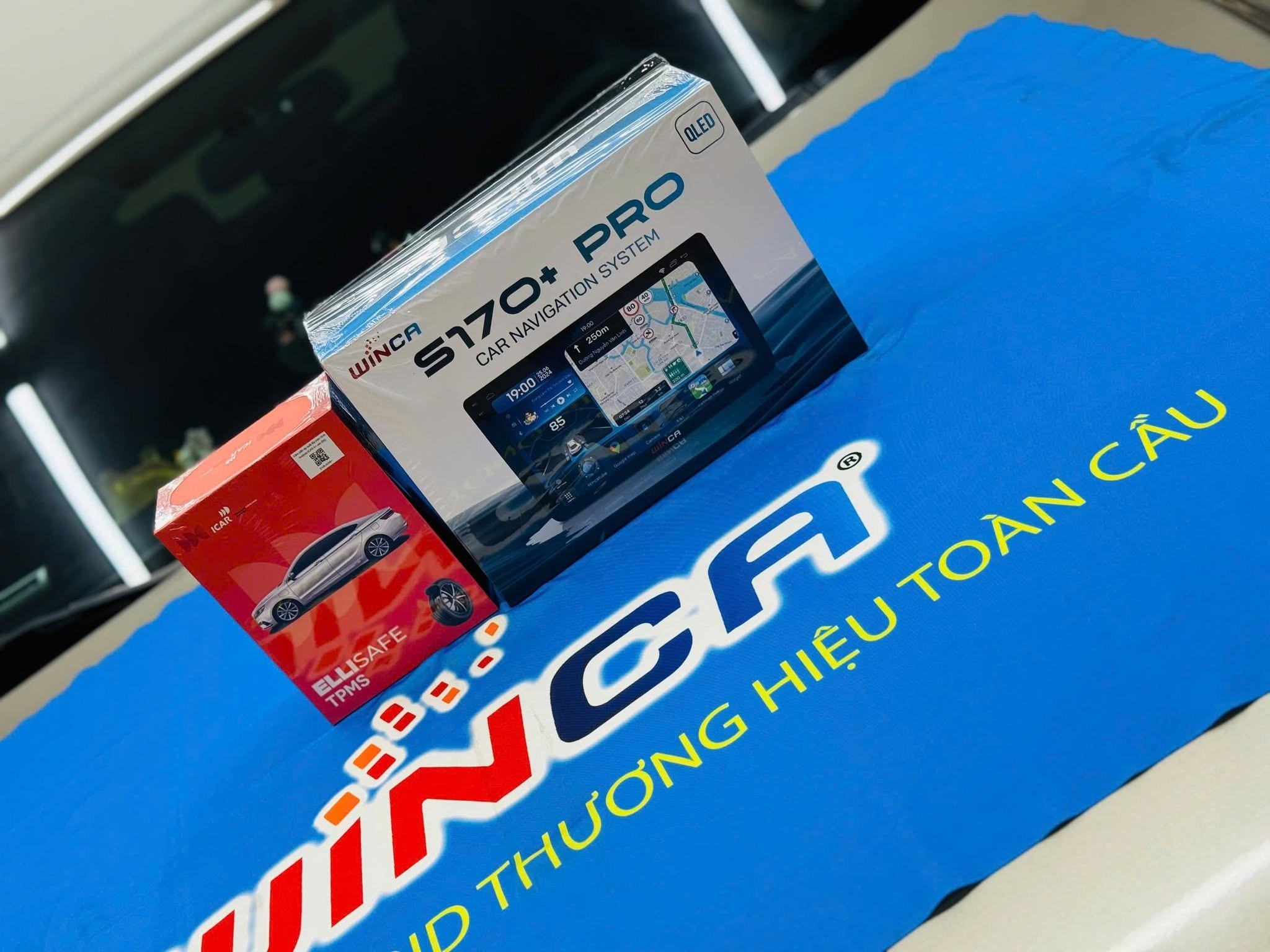 Hộp màn hình Winca S170+ Pro và bộ cảm biến áp suất lốp lắp kèm