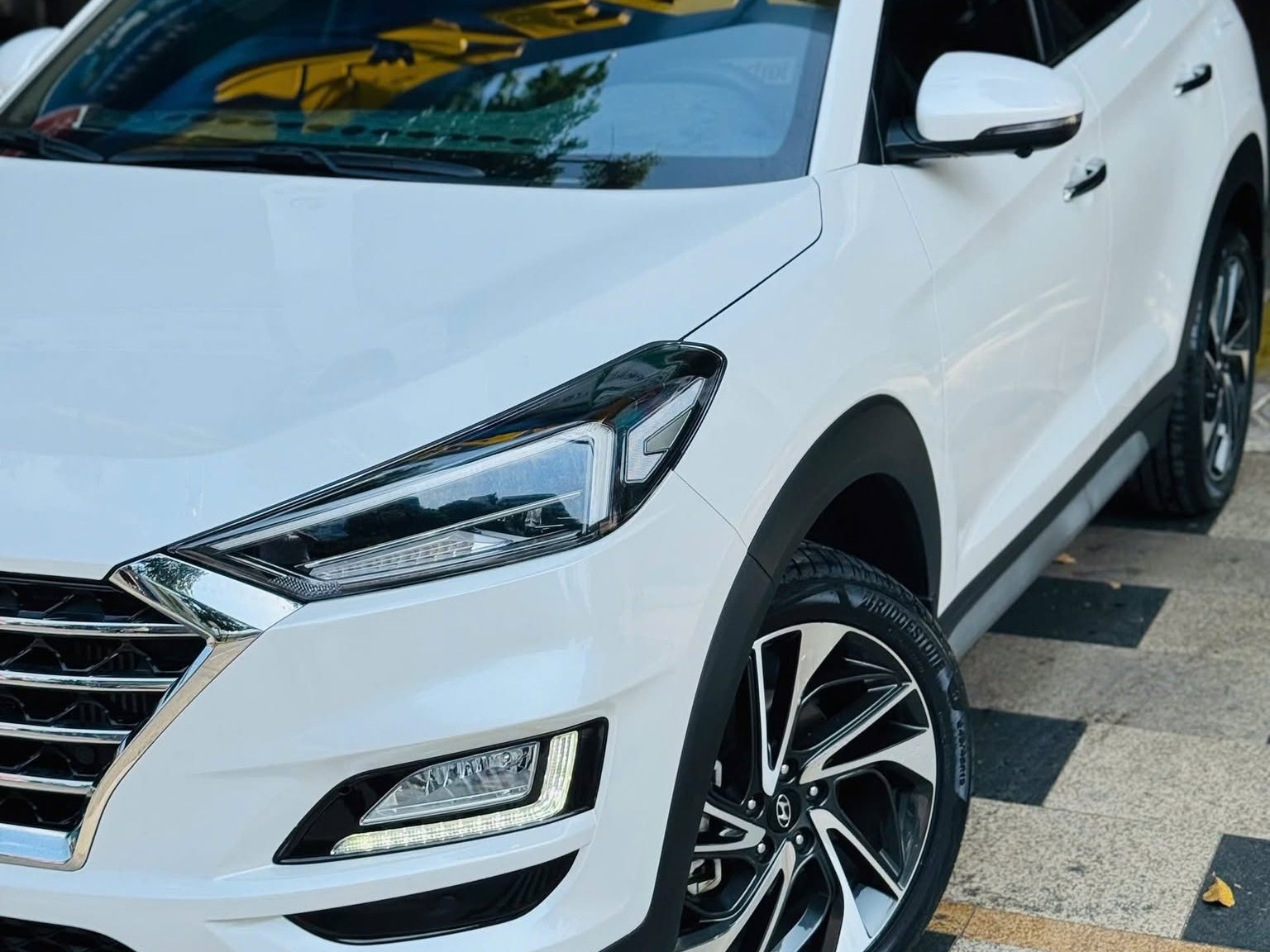 Bánh xe Hyundai Tucson trắng sau khi thay lốp Bridgestone Turanza T06A