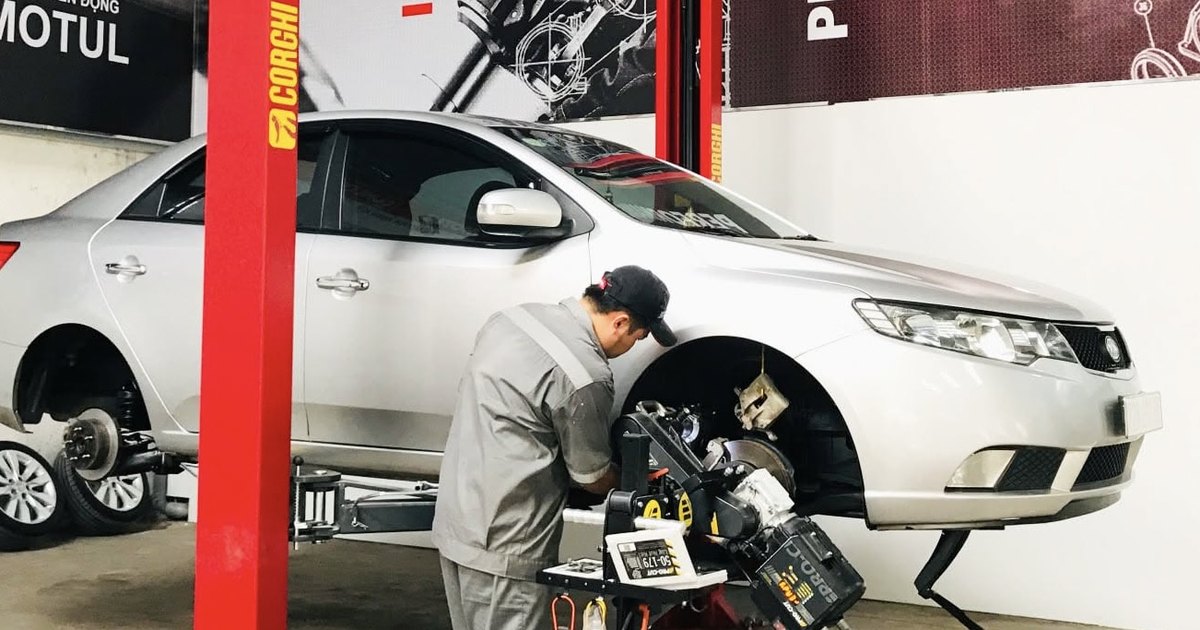 Kỹ thuật viên láng đĩa phanh Vũng Tàu bằng máy Pro-Cut ngay trên xe