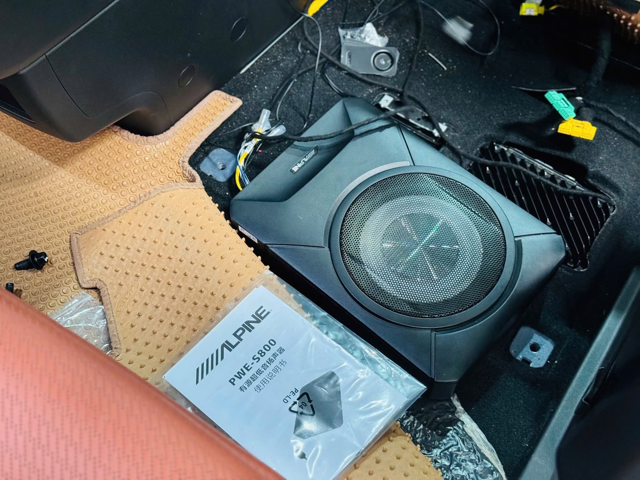 Loa sub Alpine PWE-S800 lắp trên sàn Kia Carnival