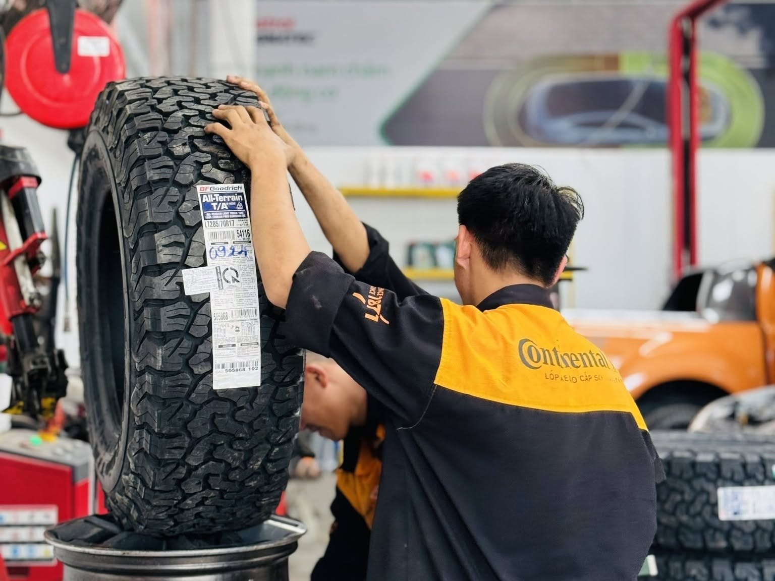Kỹ thuật viên lắp lốp BFGoodrich KO2 vào mâm bằng máy ra vào lốp
