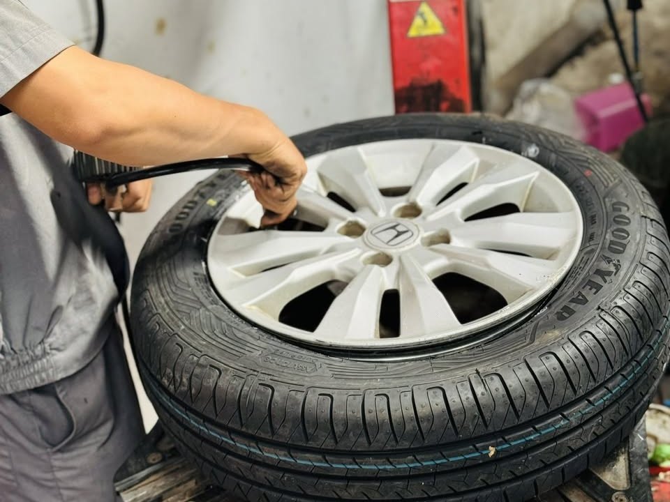 Kỹ thuật viên lắp lốp Goodyear vào mâm Honda City bằng máy