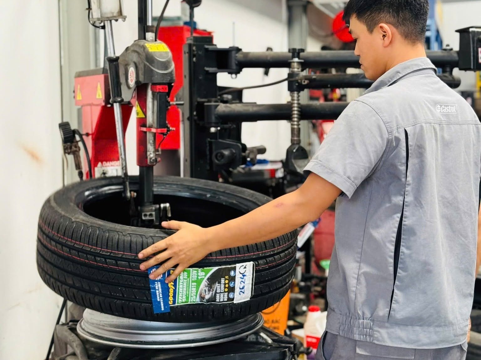 Kỹ thuật viên lắp lốp Goodyear vào mâm Mazda CX-5 bằng máy