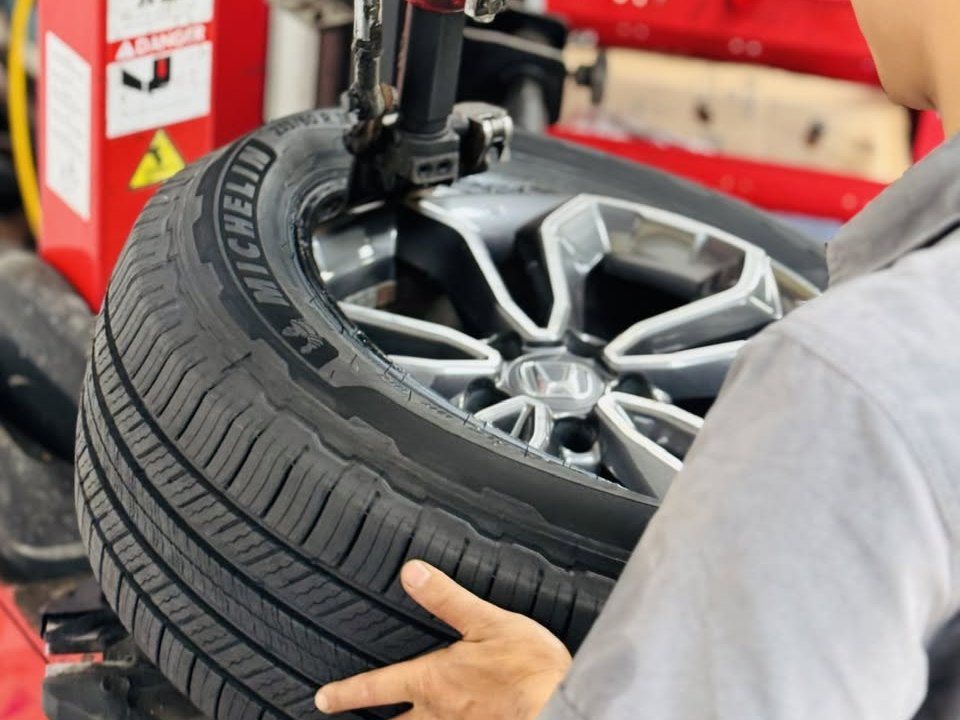 Kỹ thuật viên Hải Minh Auto lắp lốp Michelin Primacy SUV+ vào mâm Honda CR-V bằng máy ra vào lốp