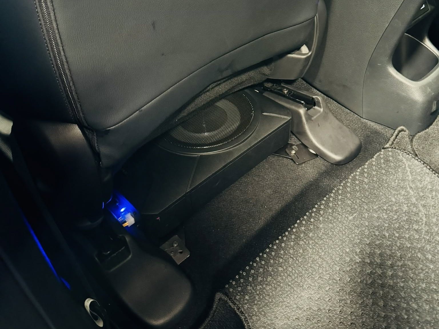 Loa sub gầm ghế Alpine PWE-S800 đặt dưới ghế Honda HR-V