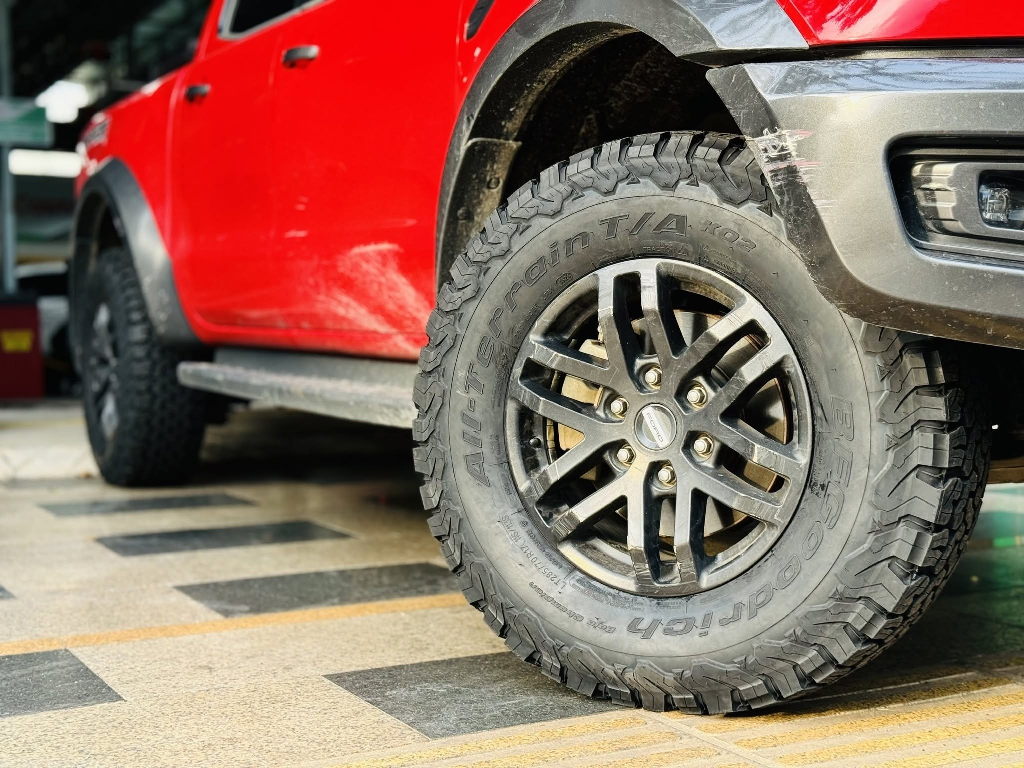 Lốp BFGoodrich All-Terrain T/A KO2 285/70R17 lắp trên Ford Ranger Raptor