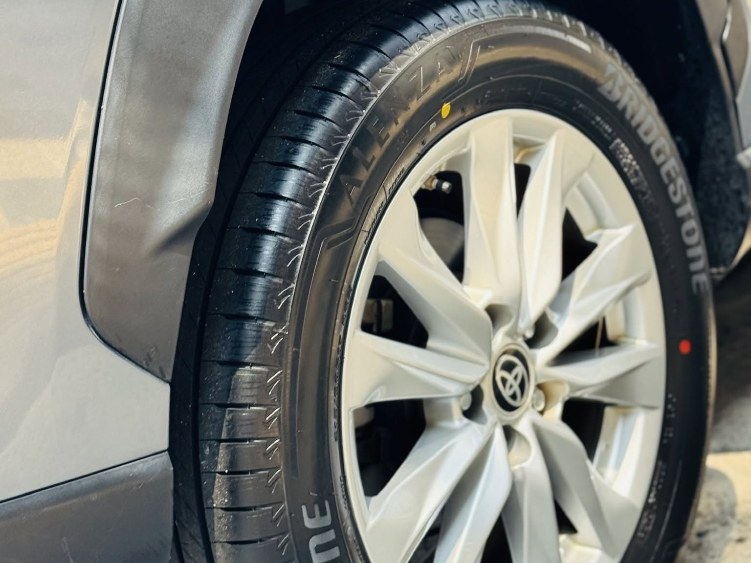 Lốp Bridgestone Alenza 001 lắp trên mâm Toyota Corolla Cross