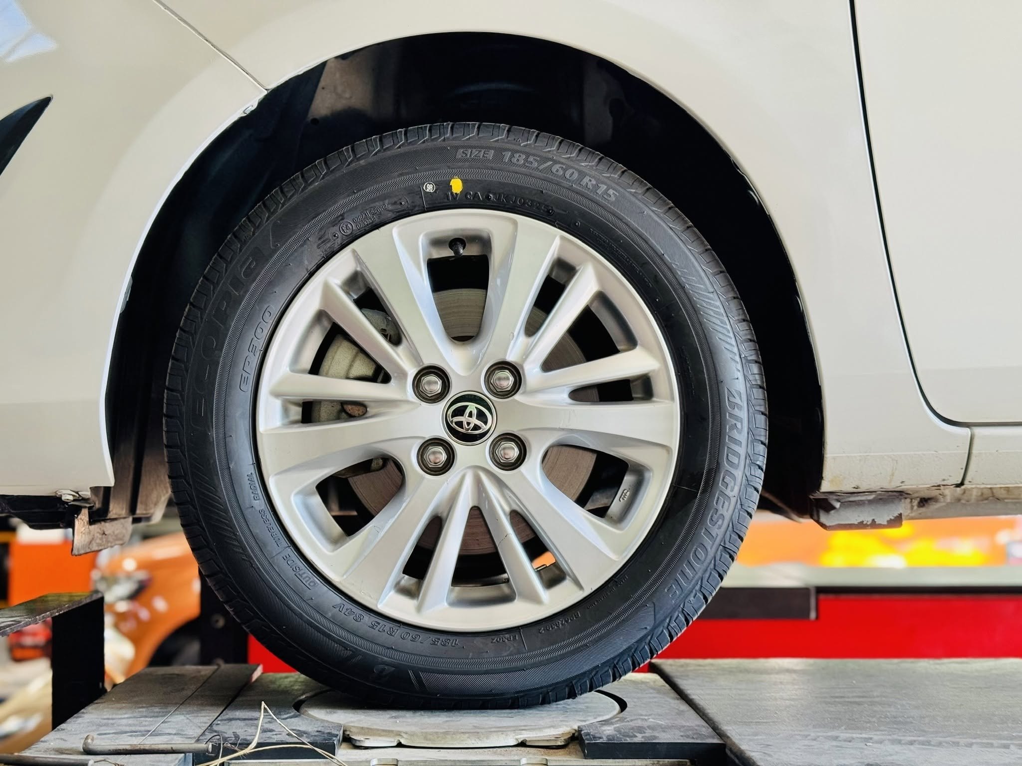 Lốp Bridgestone Ecopia EP300 lắp trên mâm Toyota Vios