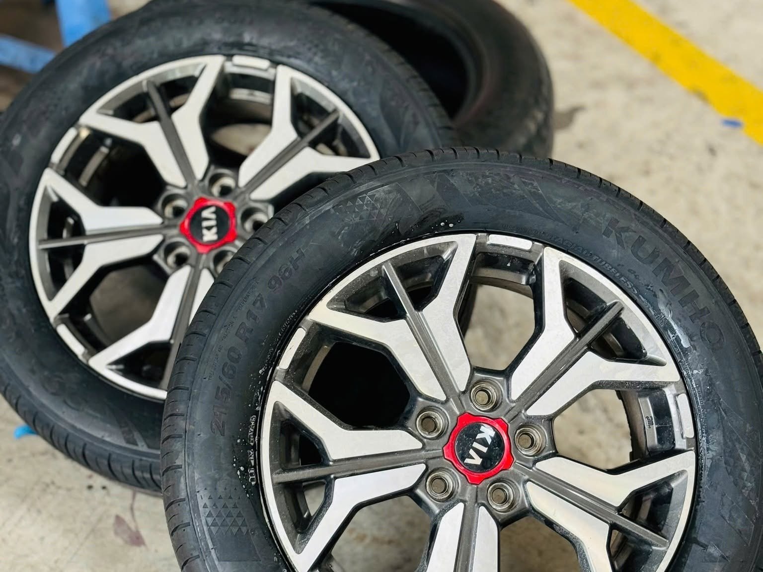 Hông lốp Kumho Solus HS63 215/60R17 96H trên mâm Kia