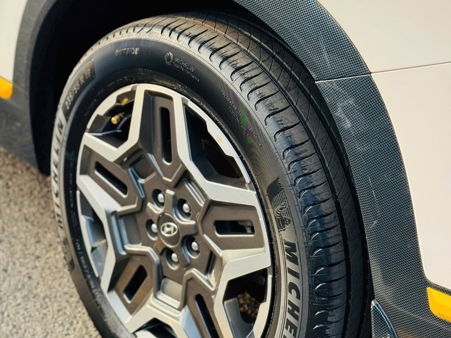 Lốp Michelin Primacy 4 SUV 235/55R19 lắp trên Hyundai Santa Fe