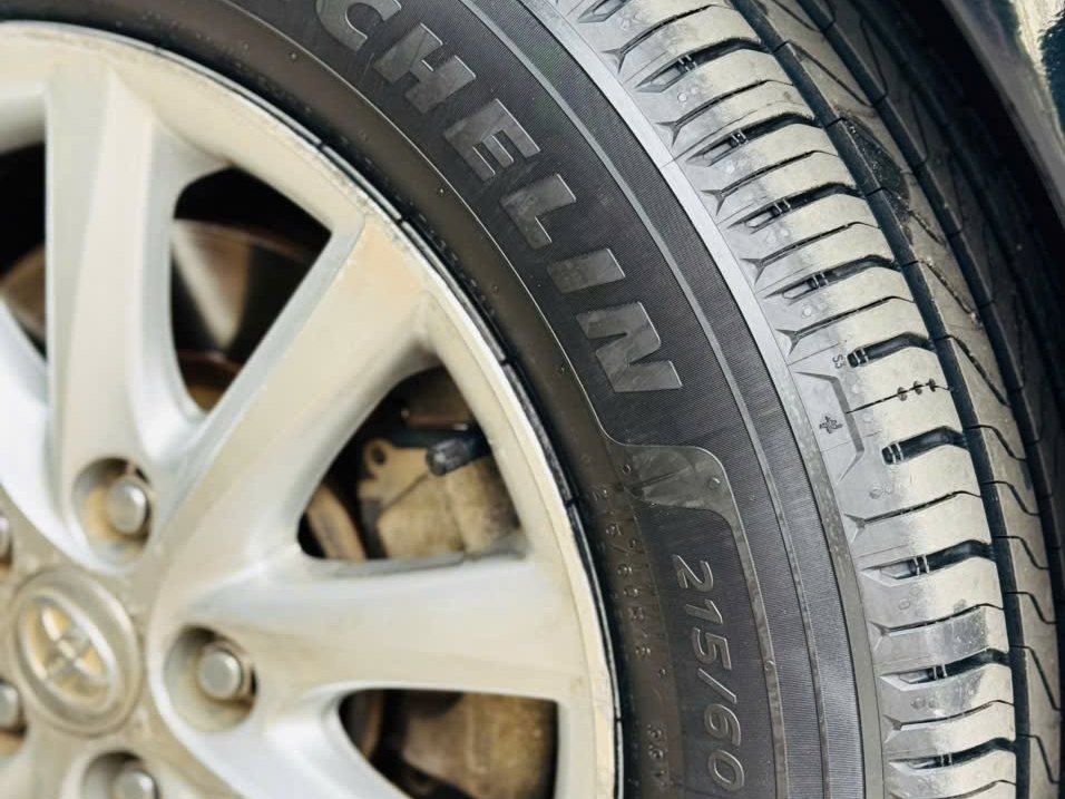 Hông lốp Michelin Primacy 5 215/60R16 trên Toyota Camry