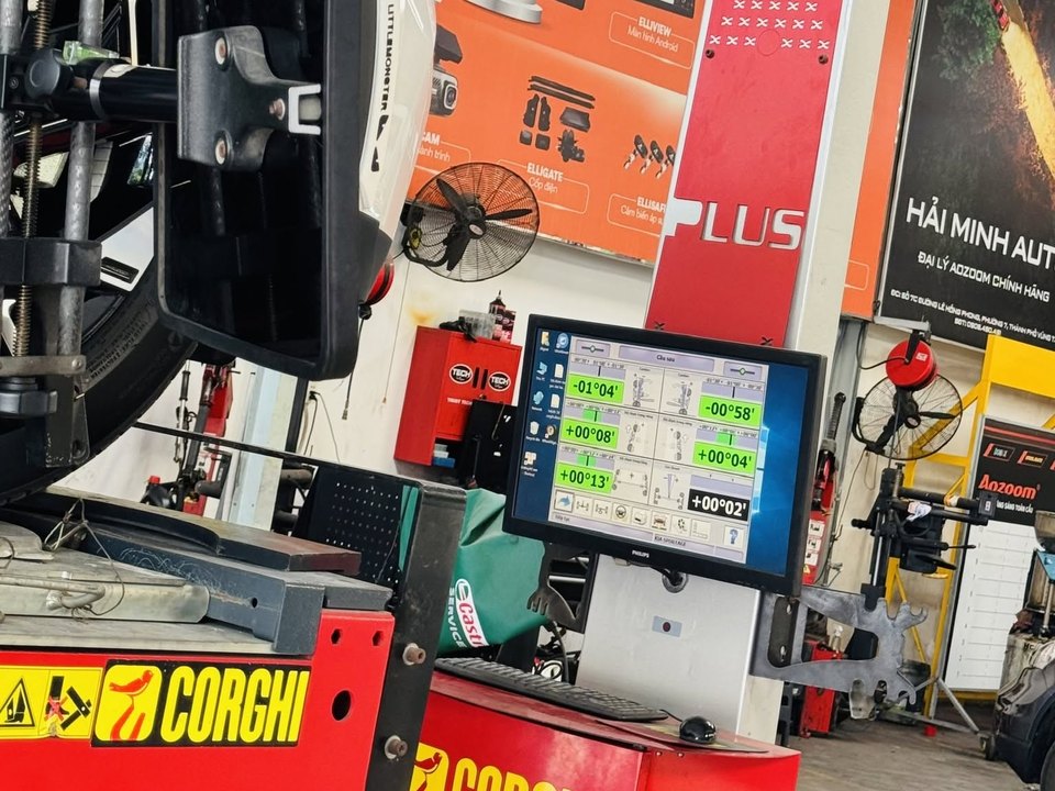 Màn hình máy cân chỉnh thước lái Corghi hiển thị góc Camber, độ chụm sau khi chỉnh