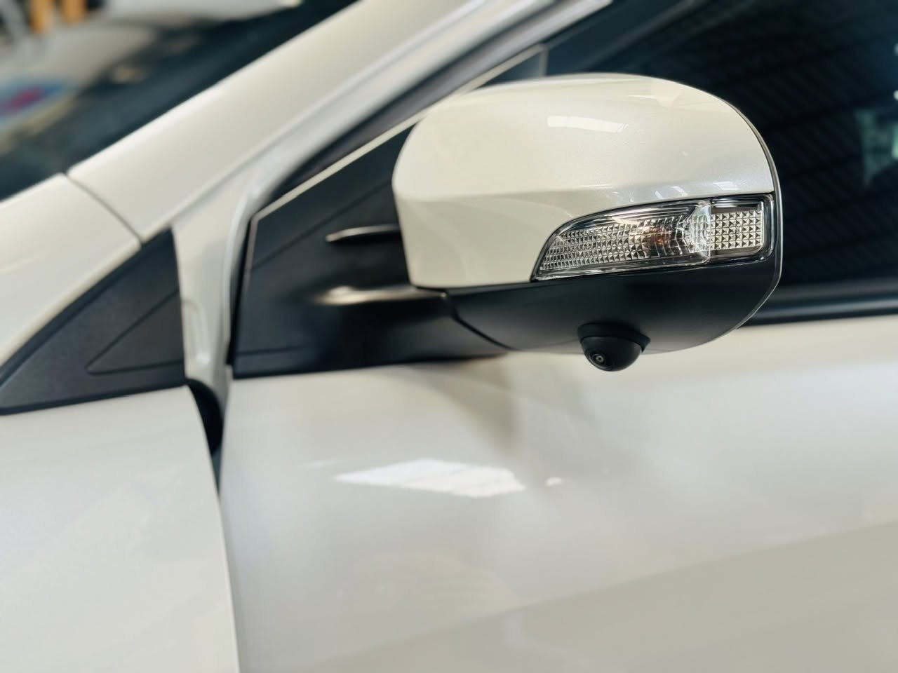Mắt camera bên gắn dưới gương chiếu hậu Toyota Vios