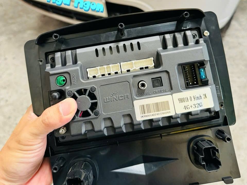 Mặt sau màn hình Winca 9 inch 2K 4G+32G gắn mặt dưỡng Ford Escape