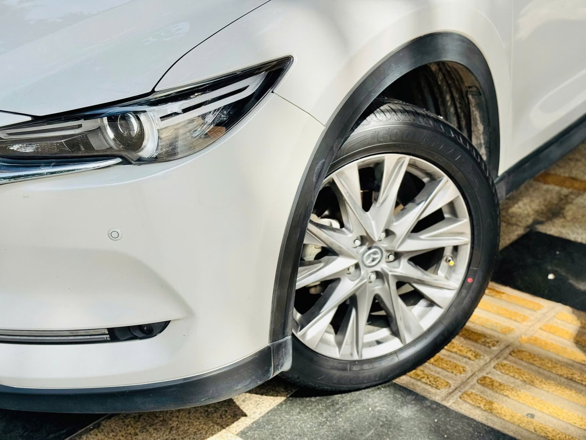 Mazda CX-5 trắng sau khi thay lốp Goodyear tại Hải Minh Auto