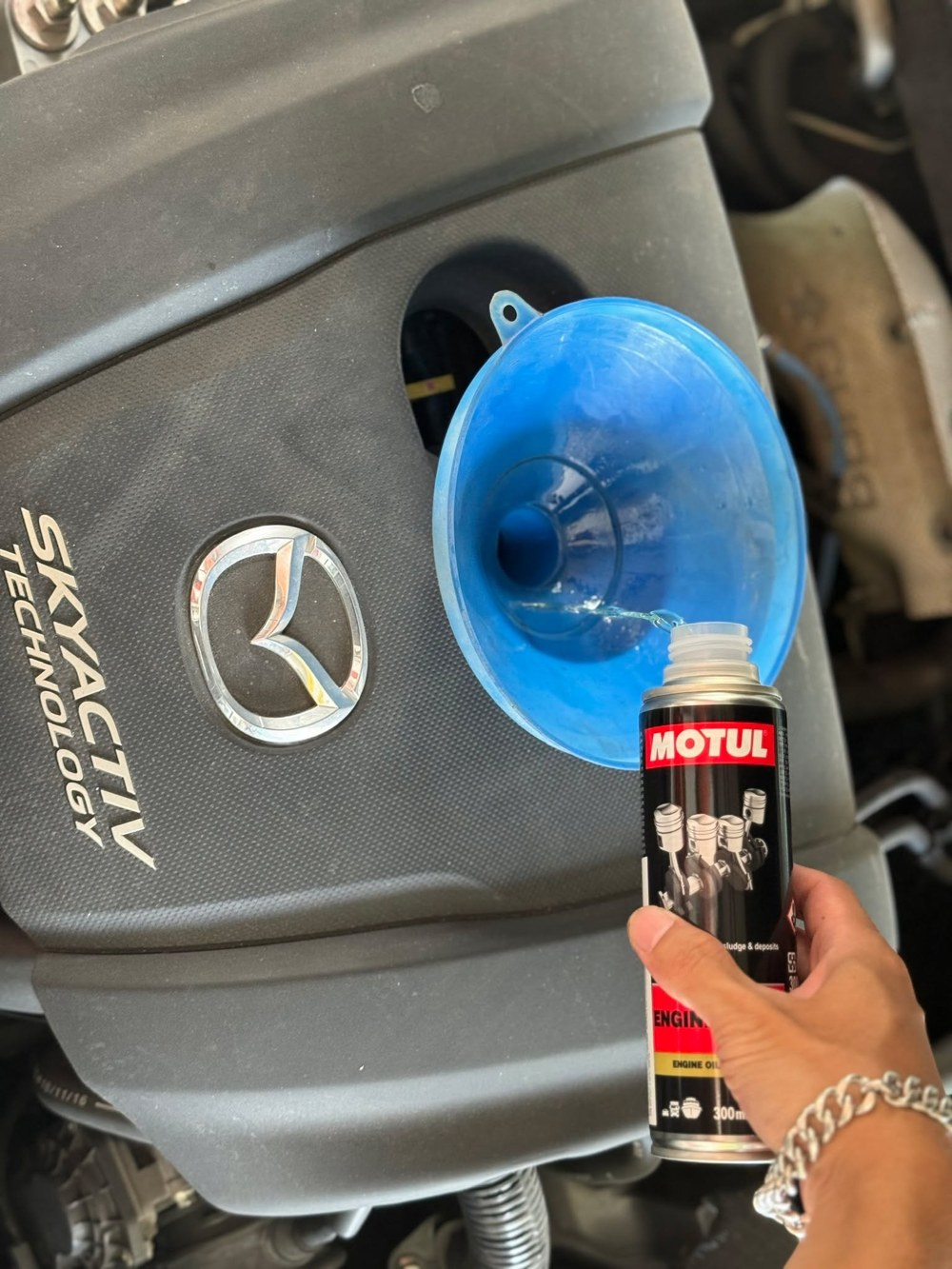 Rót súc xả nhớt Motul Engine Clean qua phễu vào động cơ