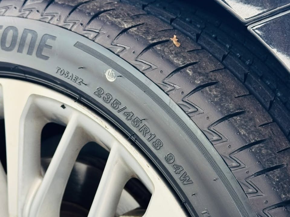 Hông lốp ghi size 235/45R18 94W trên Toyota Camry