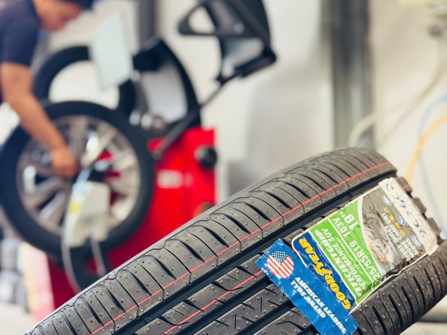 Tem lốp Goodyear EfficientGrip Performance SUV 225/55R19 ghi More Quiet More Comfort