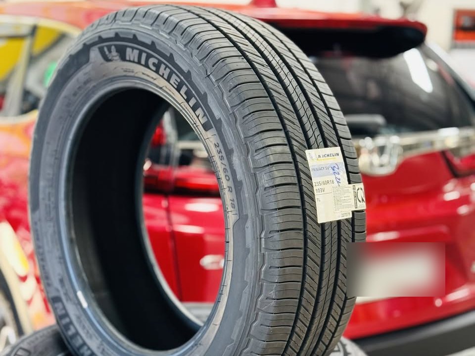 Tem nhãn lốp Michelin Primacy SUV+ ghi kích thước 235/60R18, chỉ số tải 103, tốc độ V